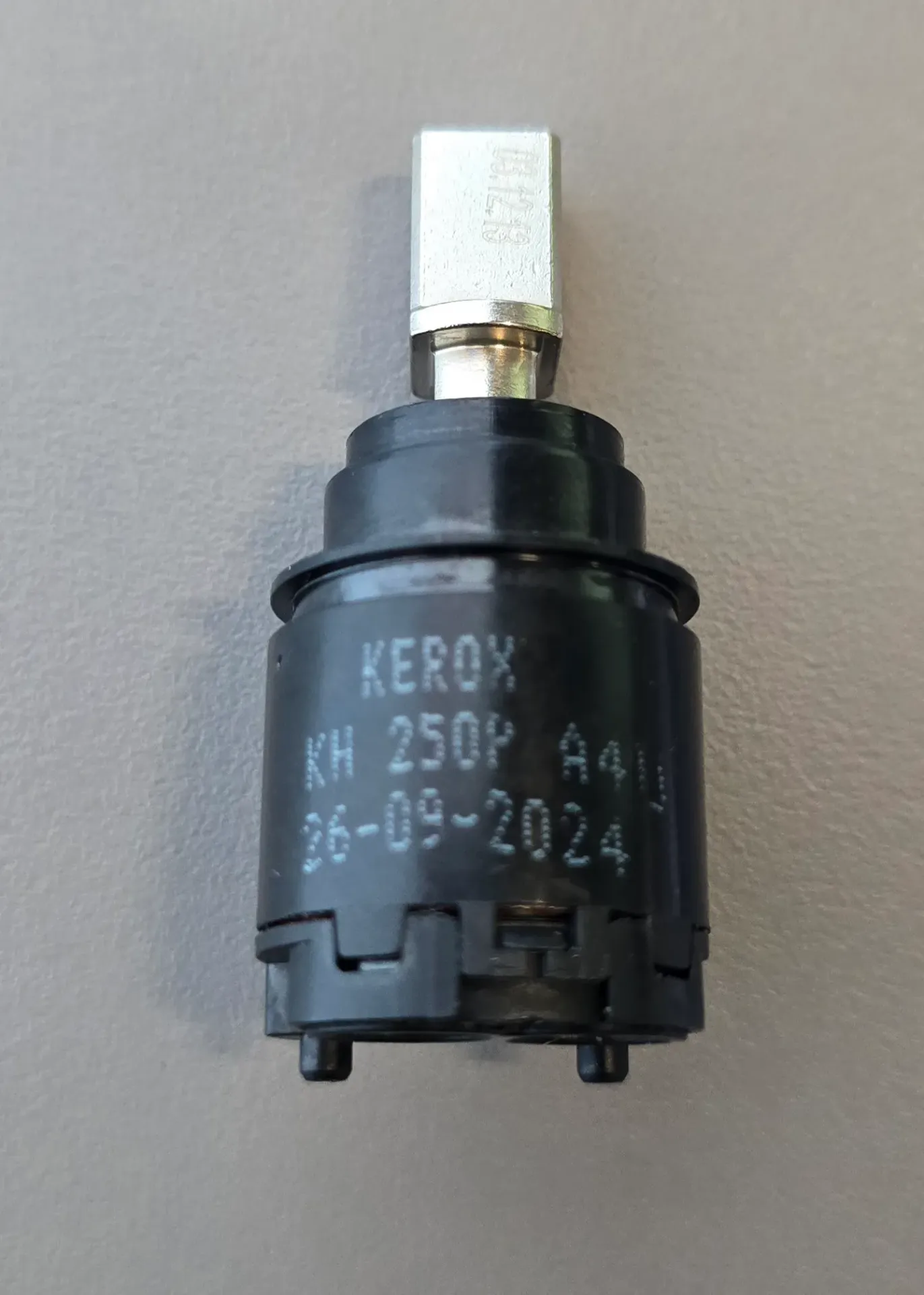 [KWC/00284] قطعه یدک شیر kwc کارتریج قطر 25بلند کروکس مشکی